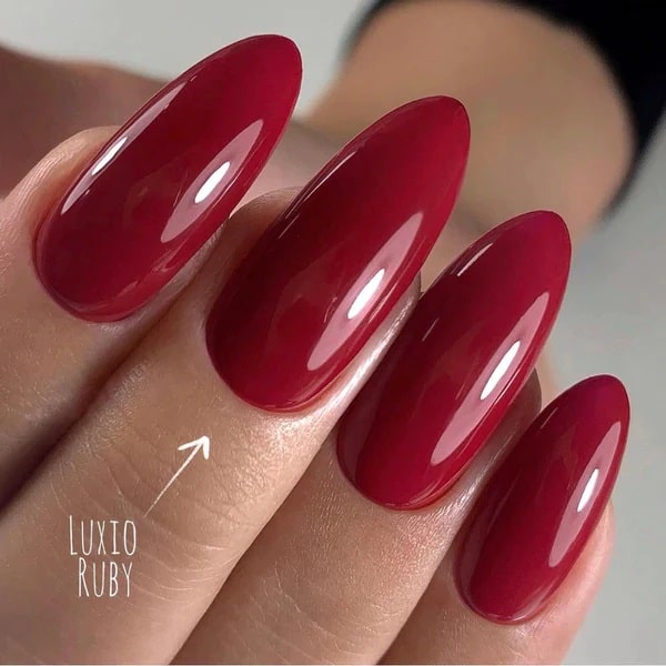 Color gel polish LUXIO RUBY design